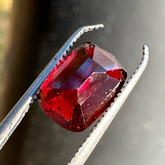 Reddish Garnet 3.30 CT's Attractive Piece - Picture 5 of 16